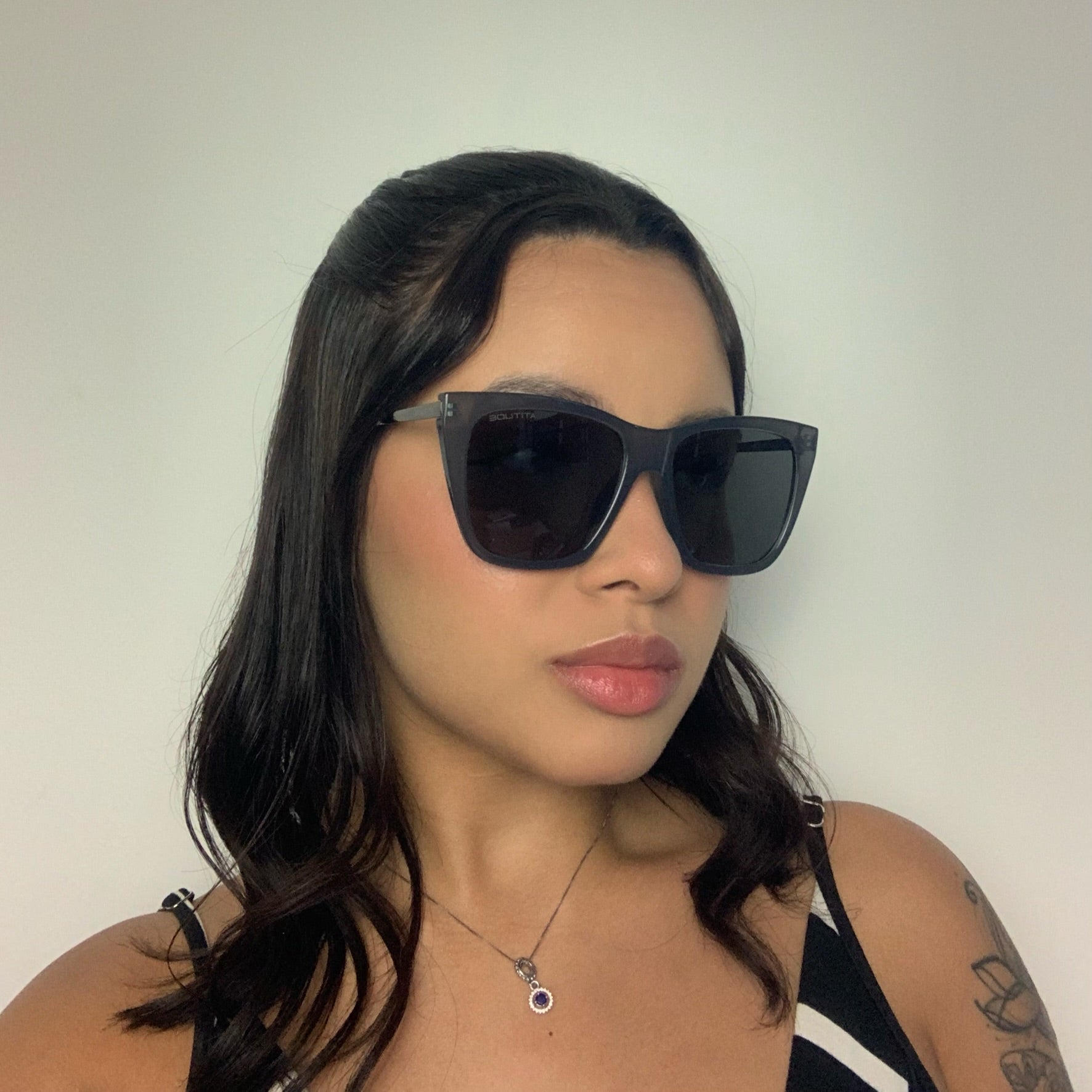 Atitude AT8135 T01 Cinza Translúcido Brilho Preto - Sol - 56 mm