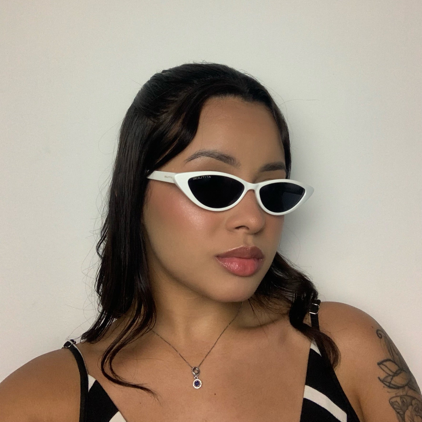 Attitude AT8208 B01 Branco Brilho Preto - Sol - 55 mm